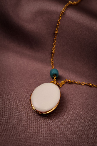 Beyaz Mineli Kapaklı Oval Kolye