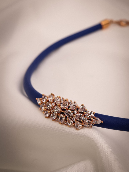 Mavi Yumuşak Deri Rose Zircon Taşlı Choker