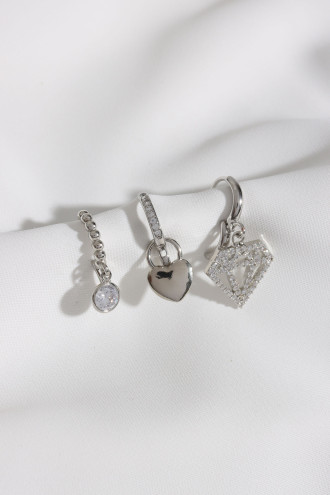 3'Lü Pırlanta Figürlü Gümüş Renk Küpe 3'Lü Pırlanta Figürlü Gümüş Renk Küpe