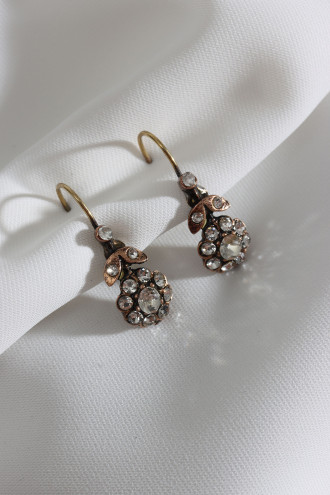 Beyaz Taşlı Çiçek Figür Otantik Küpe