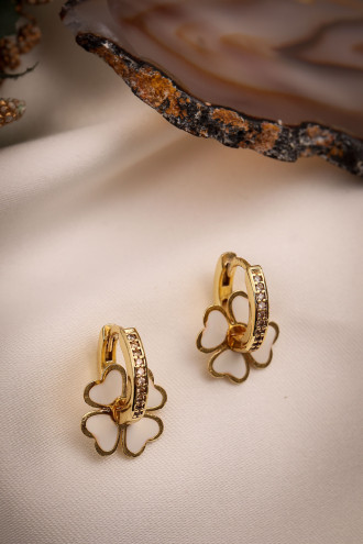 Beyaz Mineli Çiçek Charmlı Gold Renk Halka Küpe