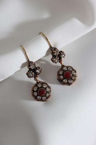 KIRMIZI TAŞ DETAYLI SALLANTILI KADIN OTANTİK KÜPE