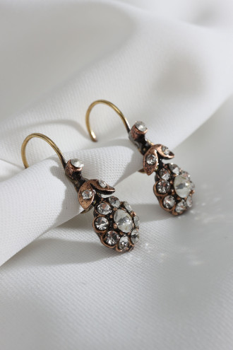 Beyaz Taşlı Çiçek Figür Otantik Küpe