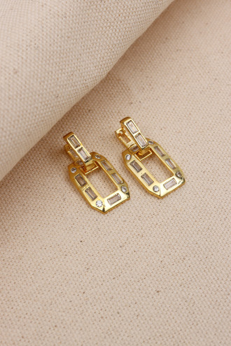 Baget Taşlı Sallantılı Gold Renk Küpe Baget Taşlı Sallantılı Gold Renk Küpe