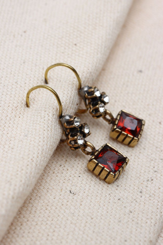 Kare Taşlı Otantik Sallantılı Küpe Kare Taşlı Otantik Sallantılı Küpe