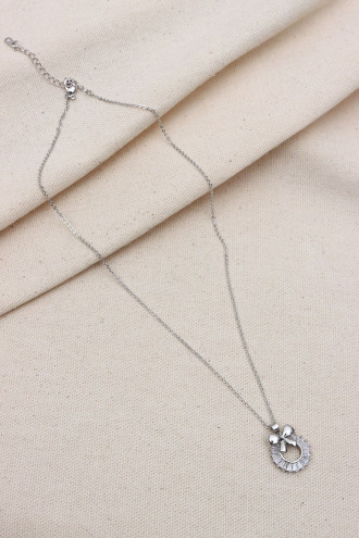 Trapez Taşlı Fiyonk Detaylı Gümüş Renk Vip Kolye Trapez Taşlı Fiyonk Detaylı Gümüş Renk Vip Kolye