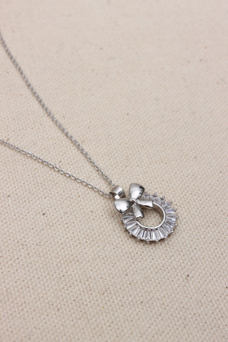 Trapez Taşlı Fiyonk Detaylı Gümüş Renk Vip Kolye