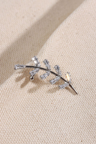 Trapez Taşlı Yaprak Figür Gümüş Renk İğneli Kıkırdak Küpe Trapez Taşlı Yaprak Figür Gümüş Renk İğneli Kıkırdak Küpe