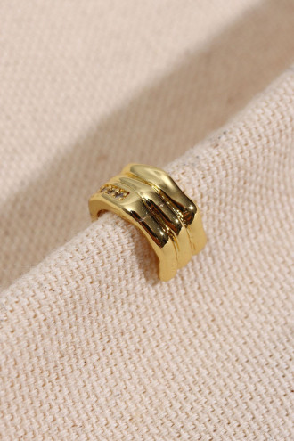 Tek Sıra Taşlı Gold Renk Kıkırdak Küpe Tek Sıra Taşlı Gold Renk Kıkırdak Küpe