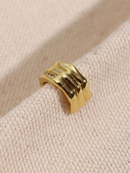Tek Sıra Taşlı Gold Renk Kıkırdak Küpe Tek Sıra Taşlı Gold Renk Kıkırdak Küpe