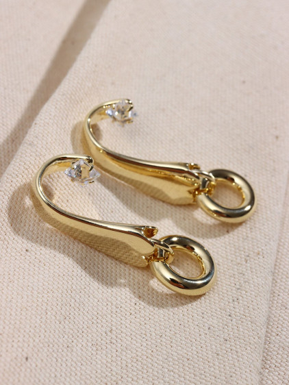 Kare Taş Detaylı Gold Renk Vintage Küpe Kare Taş Detaylı Gold Renk Vintage Küpe