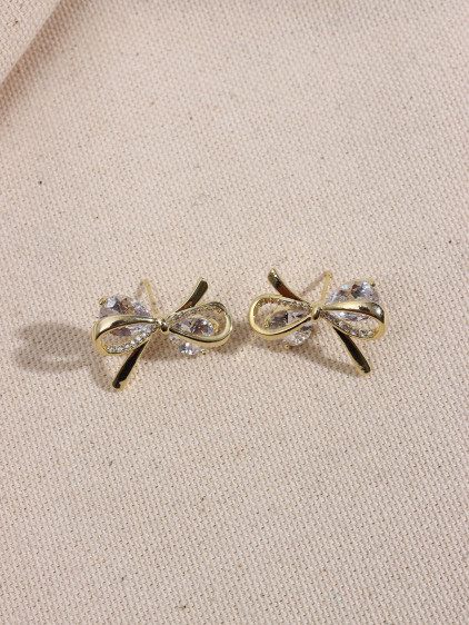 Zircon Taşlı Gold Renk Fiyonk Küpe Zircon Taşlı Gold Renk Fiyonk Küpe