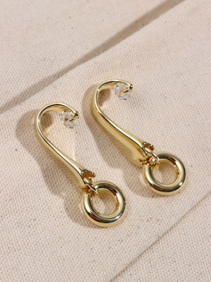 Kare Taş Detaylı Gold Renk Vintage Küpe Kare Taş Detaylı Gold Renk Vintage Küpe