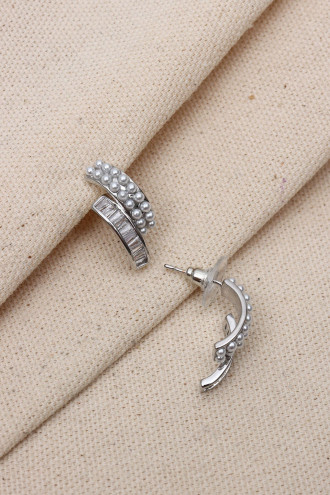 Küçük İnci Detaylı Trapez Taşlı Gümüş Renk Küpe Küçük İnci Detaylı Trapez Taşlı Gümüş Renk Küpe