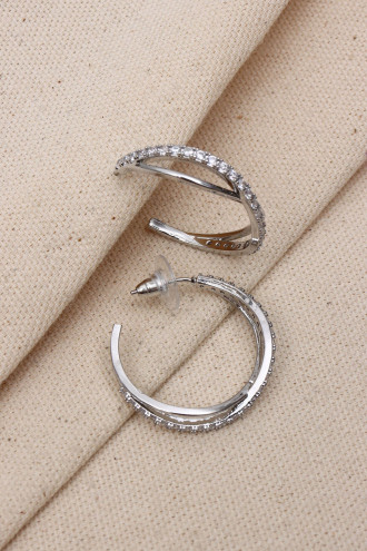 Çift Şeritli Gümüş Renk Zircon Taşlı Halka Küpe Çift Şeritli Gümüş Renk Zircon Taşlı Halka Küpe