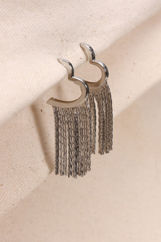 Kalp Figürlü Zincir Sallantılı Gümüş Renk Küpe Kalp Figürlü Zincir Sallantılı Gümüş Renk Küpe