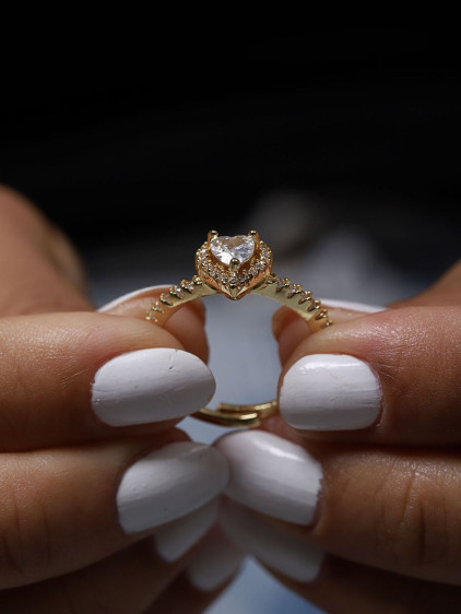 Beyaz Taşlı Kalp Figürlü ALTIN, GOLD Renk Ayarlanabilir Yüzük Beyaz Taşlı Kalp Figürlü ALTIN, GOLD Renk Ayarlanabilir Yüzük