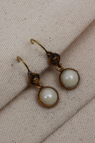 Krem Renk Taşlı Sallantılı Otantik Küpe