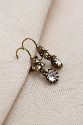 Beyaz Taş Sallantılı Yuvarlak Otantik Küpe