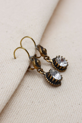 Yuvarlak Beyaz Taşlı Sallantılı Otantik Küpe