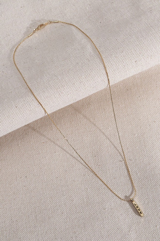 İnce Zincirli Love Yazılı Gold Renk Kolye İnce Zincirli Love Yazılı Gold Renk Kolye