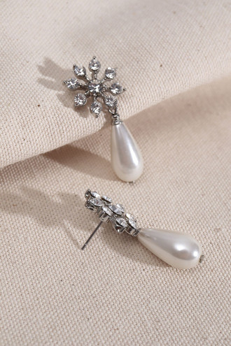 İnci Detaylı Gümüş Renk Sallantılı Küpe İnci Detaylı Gümüş Renk Sallantılı Küpe