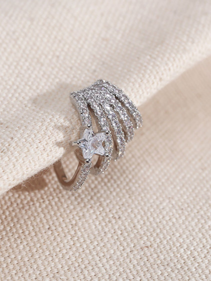 5 Şeritli Yıldız Zircon Taşlı Gümüş Renk Kıkırdak Küpe 5 Şeritli Yıldız Zircon Taşlı Gümüş Renk Kıkırdak Küpe