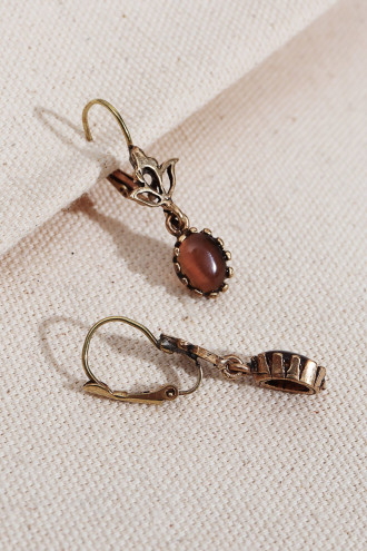 Kahverengi Taşlı Sallantılı Otantik Küpe Kahverengi Taşlı Sallantılı Otantik Küpe