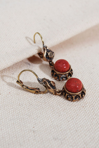 Bombe Taş Model Mercan Taşlı Sallantılı Otantik Küpe