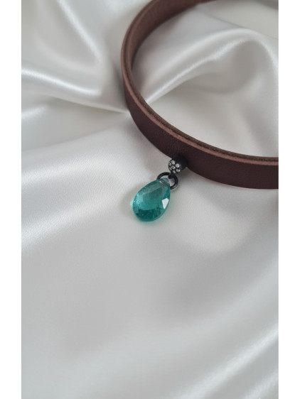 925 Ayar Yeşil Damla Taş Sallantılı, Deri Choker Kolye 925 Ayar Yeşil Damla Taş Sallantılı, Deri Choker Kolye