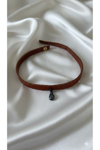 925 Ayar Füme Damla Taş Sallantılı, Deri Choker Kolye 925 Ayar Füme Damla Taş Sallantılı, Deri Choker Kolye