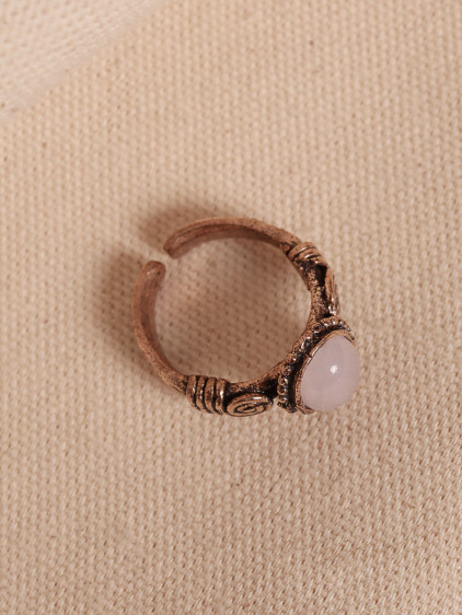 Beyaz Kuvars Taşlı Ayarlanabilir Otantik Yüzük Beyaz Kuvars Taşlı Ayarlanabilir Otantik Yüzük