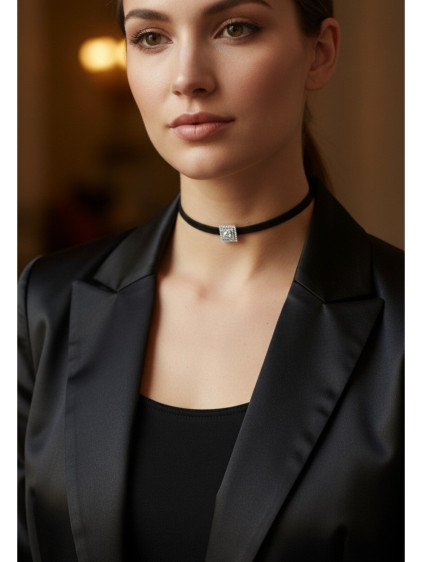 925 Ayar Zirkon Taşlı Kare Figürlü Deri Kordonlu Choker Kolye 925 Ayar Zirkon Taşlı Kare Figürlü Deri Kordonlu Choker Kolye