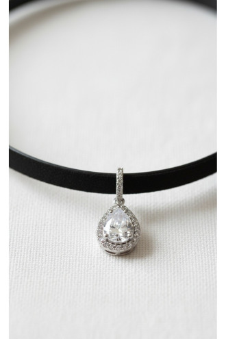 925 Ayar Damla Taş Sallantılı Deri Choker Kolye 925 Ayar Damla Taş Sallantılı Deri Choker Kolye