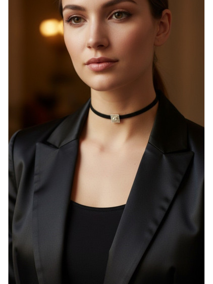 925 Ayar Zirkon Taşlı Kare Figürlü Deri Kordonlu Choker Kolye 925 Ayar Zirkon Taşlı Kare Figürlü Deri Kordonlu Choker Kolye