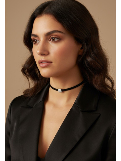 925 Ayar Zirkon Taşlı Kare Figürlü Deri Kordonlu Choker Kolye 925 Ayar Zirkon Taşlı Kare Figürlü Deri Kordonlu Choker Kolye