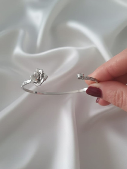 Silver Renk Ayarlanabilir Dövme Kelepçeli Doğum Ayı Çiçeği Bilezik (Ocak) Silver Renk Ayarlanabilir Dövme Kelepçeli Doğum Ayı Çiçeği Bilezik (Ocak)
