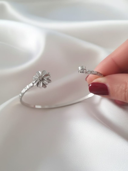 Silver Renk Ayarlanabilir Dövme Kelepçeli Doğum Ayı Çiçeği Bilezik (Nisan) Silver Renk Ayarlanabilir Dövme Kelepçeli Doğum Ayı Çiçeği Bilezik (Nisan)