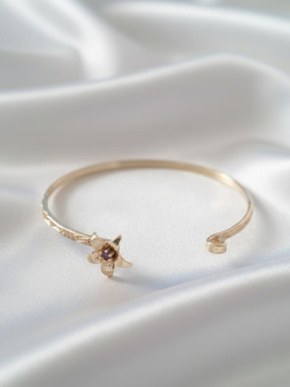 Gold Renk Ayarlanabilir Dövme Kelepçeli Doğum Ayı Çiçeği Bilezik (Şubat) Gold Renk Ayarlanabilir Dövme Kelepçeli Doğum Ayı Çiçeği Bilezik (Şubat)