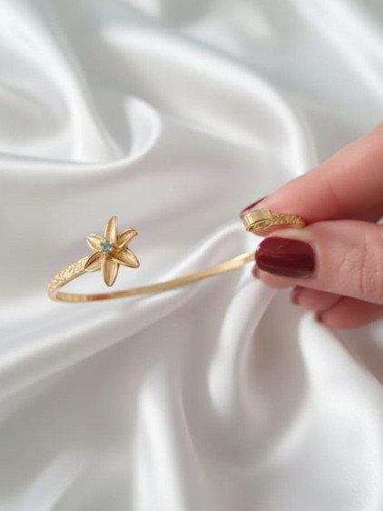 Gold Renk Ayarlanabilir Dövme Kelepçeli Doğum Ayı Çiçeği Bilezik (Mart) Gold Renk Ayarlanabilir Dövme Kelepçeli Doğum Ayı Çiçeği Bilezik (Mart)