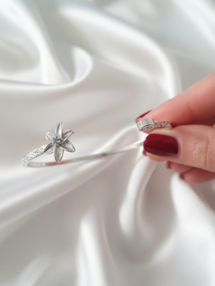 Silver Renk Ayarlanabilir Dövme Kelepçeli Doğum Ayı Çiçeği Bilezik (mart) Silver Renk Ayarlanabilir Dövme Kelepçeli Doğum Ayı Çiçeği Bilezik (mart)