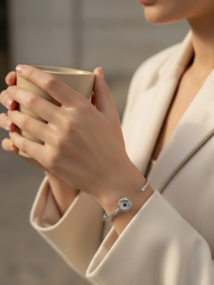 Silver Renk Ayarlanabilir Dövme Kelepçeli Doğum Ayı Çiçeği Bilezik (Eylül) Silver Renk Ayarlanabilir Dövme Kelepçeli Doğum Ayı Çiçeği Bilezik (Eylül)