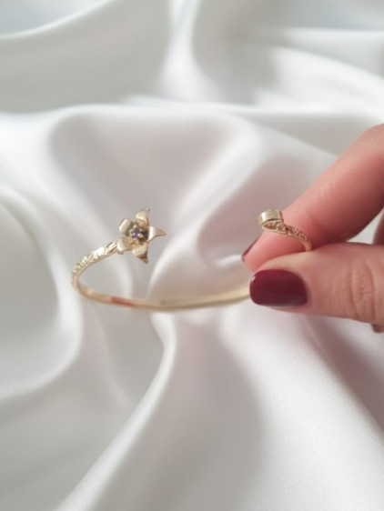 Gold Renk Ayarlanabilir Dövme Kelepçeli Doğum Ayı Çiçeği Bilezik (Şubat) Gold Renk Ayarlanabilir Dövme Kelepçeli Doğum Ayı Çiçeği Bilezik (Şubat)