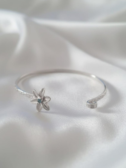 Silver Renk Ayarlanabilir Dövme Kelepçeli Doğum Ayı Çiçeği Bilezik (mart) Silver Renk Ayarlanabilir Dövme Kelepçeli Doğum Ayı Çiçeği Bilezik (mart)