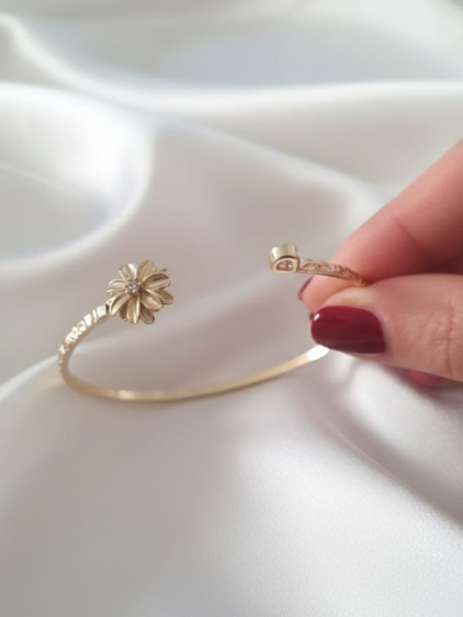 Gold Renk Ayarlanabilir Dövme Kelepçeli Doğum Ayı Çiçeği Bilezik (Nisan) Gold Renk Ayarlanabilir Dövme Kelepçeli Doğum Ayı Çiçeği Bilezik (Nisan)