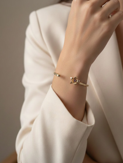 Gold Renk Ayarlanabilir Dövme Kelepçeli Doğum Ayı Çiçeği Bilezik (Şubat) Gold Renk Ayarlanabilir Dövme Kelepçeli Doğum Ayı Çiçeği Bilezik (Şubat)