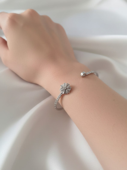 Silver Renk Ayarlanabilir Dövme Kelepçeli Doğum Ayı Çiçeği Bilezik (Nisan) Silver Renk Ayarlanabilir Dövme Kelepçeli Doğum Ayı Çiçeği Bilezik (Nisan)