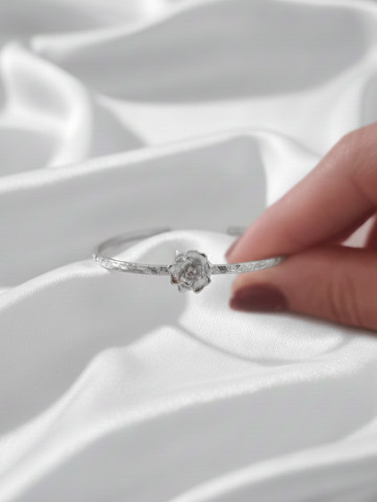 Silver Renk Ortası Açık Dövme Kelepçeli Doğum Ayı Çiçeği (Ocak)