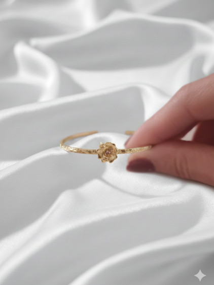 Gold Renk Ortası Açık Dövme Kelepçeli Doğum Ayı Çiçeği (Ocak) Gold Renk Ortası Açık Dövme Kelepçeli Doğum Ayı Çiçeği (Ocak)