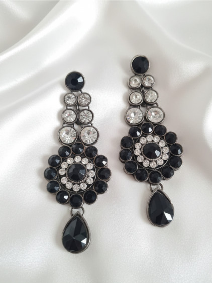 Çiçek Figürlü, Siyah Taşlı, Sallantılı Abiye Küpe